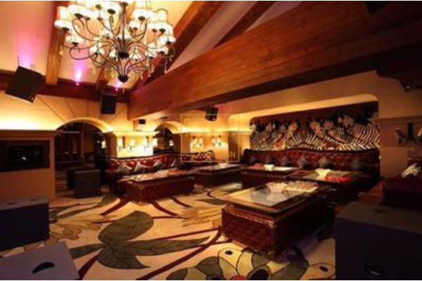 重庆街头摆摊按摩，舒筋活络一招搞定！